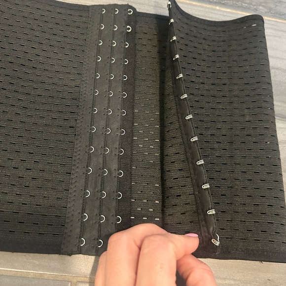 Waist Trainor, size XL, black, 3 adjustable rows of clasp, unbranded - Picture 4 of 6